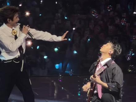 源的吉他手单膝、双膝下跪调戏咱源源呀这个互动太好玩啦 源源不知所措的后退哈哈哈哈 #王源跨年演唱会@TFBOYS-王源 @老板是大帅哥