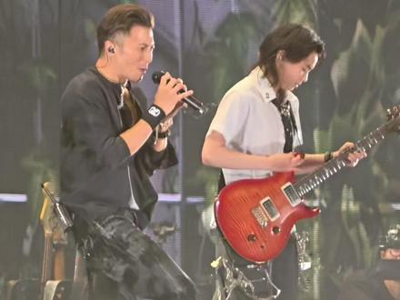 “开放日”Dale小妹妹好嗨啊,好燃!!中间霆锋都蹦起来啦#谢霆锋 #谢霆锋evolution #谢霆锋深圳演唱会