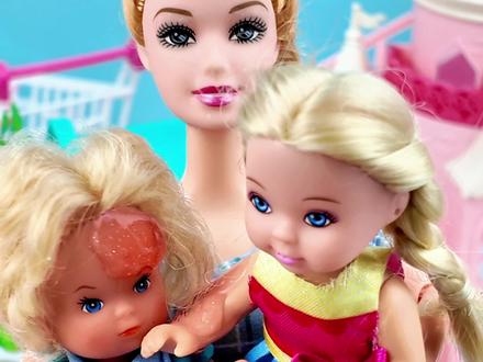 莉莉和小宝玩滑滑梯受伤了 #公主系列玩具 #创作者中心 #玩具 #女孩玩具 #芭比娃娃