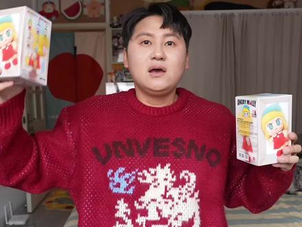 我真的疯了!Angry Molly心火怒放开箱,都谁在抢啊? 哎呀…今天自投罗网拆Angry Molly,心火怒放好适合我的怒火啊!结果Molly也太秃了吧?我和Molly到底是什么样的缘份啊…妈呀,大姐~昨天晚上一个都抢不到,逼得我起早去机器人商店推,结果Molly和我这是良缘还是孽缘啊~我真的就喜欢黑色的墨火隐藏,我想要怎么了…#大人也要玩玩具 #我的玩具分享 #盲盒 #泡泡玛特 #angrymolly