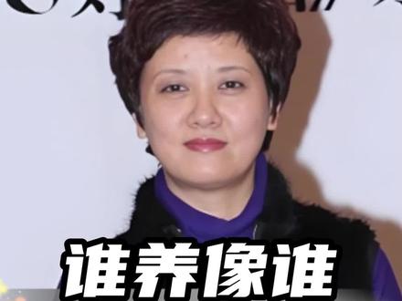 张国立邓婕领养女儿,多年后长相惊人相似,谁养的像谁?
