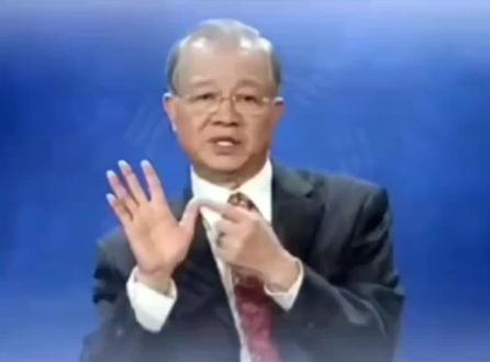 二十八宿分属四象,即:
东方苍龙七宿:角、亢、氐、房、心、尾、箕,
北方玄武七宿:斗、牛、女、虚、危、室、壁,
西方白虎七宿:奎、娄、胃、昴、毕、觜、参,
南方朱雀七宿:井、鬼、柳、星、张、翼、轸。
一,要记住四句三合局起宫位的口诀:
.1,虚毕翼箕奎鬼氏,申子辰日用。
.2,昂张尾壁井亢女,亥卯未日用。
.3,星心室参角牛胃,寅午戌日用。
.4,房危紫轸斗娄柳,巳酉丑日用。
二,要记住:
凡是申子辰日便在申宫起星期日,有公起星期一,戌宫起星期二,亥宫星期三,子宫星期四,丑宫星期五,寅宫星期六。
凡是亥卯未便在亥宫起星期日,子宫星期一,丑星期二,寅星期三,卯宫星期四,辰宫星期五,已星期六。
凡是寅午戌日便在寅宫起星期日。
凡已酉丑日便在巳宫起星期日,未宫星期一,未宫星期二,申宫星期三,有功星期四,戌宫星期五,亥宫星期六。
其方法就是:
将口诀安于掌宫之上,顺时针一宫一位轮流,便能迅速的在掌诀中准确无误地认出是什么星宿当值。