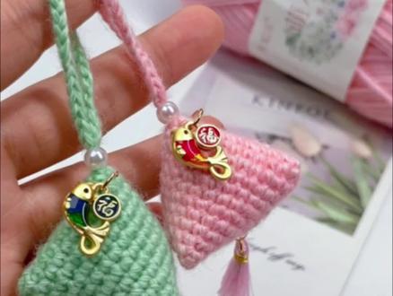 迷你小粽子钩织教程
用线:@雪妃尔毛线 萌小仙
色号:23浅绿/04樱花粉
钩针:2.0
#夏天也能玩毛线 #当我染上了钩织 #手工钩织 #钩针教程 #粽子