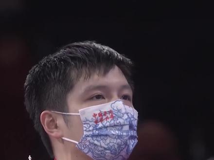 韩国名将徐孝元担任国乒削球陪练期间,对樊振东疯狂追星合影