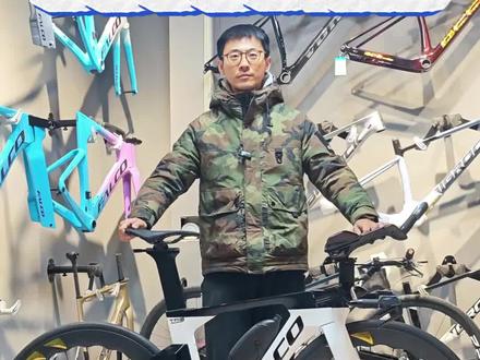 两万多性价比超高铁三车三火T918 两万多性价比超高铁三车三火T918#女骑#铁三车#铁人三项 #公路车 #骑行 @轮行社单车生活馆 @途酷斯TUKUS碳钎维轮组 @FALCO三火高品质碳纤维自行车