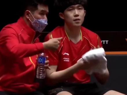 王楚钦在国际乒联混团世界杯中1比2惜败弗朗西斯卡,赛后他坦诚自己的表现过于保守,给了对手很大空间。
在12月5日进行的2025国际乒联混合团体世界杯第二阶段比赛中,中国选手王楚钦在单打比赛中以1比2不敌德国选手弗朗西斯卡,这一结果引起了广泛关注。赛后发布会上,王楚钦坦言,他在5比1领先的情况下未能把握机会,表现过于保守,导致给了对手太多空间。尽管如此,王楚钦依然表达了对中国队整体表现的满意,尤其是在男双比赛中取得的成绩。面对外界质疑其连续作战是否影响体能的问题,王楚钦表示,短局比赛有助于保持状态,而不至于因长时间休息反而影响发挥。这一事件不仅展示了王楚钦的职业态度,也反映了乒乓球队在比赛安排上的考量和挑战。#王楚钦世界杯失利#体育赛事