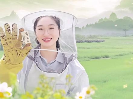 七下新增《青春之光》| “变与不变”的青春 老师们好呀~本期更新的课件是初中语文七下第15课《青春之光》,本课件一共27页,课件压缩包内包含字体、教学设计等资源~
此课件紧扣文本中 “贫困局面的改变” 与 “使命担当的坚守” 这一核心矛盾,通过 “现象对比 — 细节溯源 — 精神提炼” 的层层递进,引导学生在 “变” 的事实中锚定 “不变” 的精神坐标,实现从 “故事理解” 到 “价值认同” 的深度建构。教学过程中融入黄文秀日记片段,通过多模态文本(文字、音频、影像)创设沉浸式体验,让学生在 “读 — 思 — 演 — 写” 中感受人物的精神力量!
——
#七下语文 #初中语文 #ppt课件 #公开课 #卓越课件