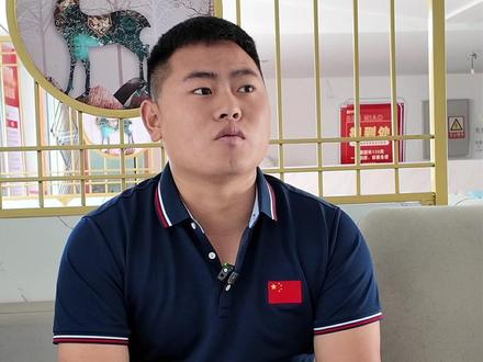 【教练揭秘全运会开幕式“大湾鸡”可爱密码!】被网友们亲切地叫做“大湾鸡”的吉祥物们的教练来解密了!河南登封少林鹅坡武校带队教练刘高阳表示,孩子们从八月就开始训练,吉祥物道具的头就有8公斤重。刘高阳说:“没想到会受到这么多人的关注和喜爱,孩子们能坚持下来,我为他们自豪和骄傲。”(工人日报客户端记者 李元浩 窦菲涛 王羡茹 )#大湾鸡 #全运会 #大湾鸡是怎么练成的