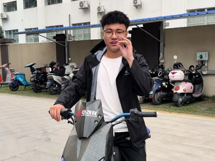 不需要刹车的车子兄弟们见过没有 兄弟们上期视频不是说该如何刹车吗 就是这样刹车的呀 除了危险没别的好处 百公里仅需一双鞋子 #雅迪电动车 #雅迪x5 #电摩改装 #电摩的魅力