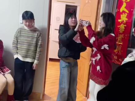 压岁钱🧧的仪式感,磕头拜年,孩子们的快乐就是这么简单,磕头要红包能把盆磕瘪,咚的是幸福,一家人其乐融融才能万事兴😄在这里也㊗️姐妹们新年快乐🎉🎉🎉