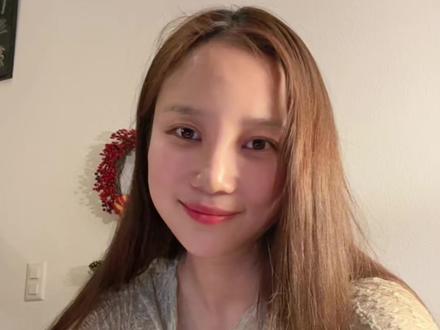 要全英文主持联合国的活动,我是如何准备的? 即兴谈了一段,可能大家会对主持人这个职业有更多了解。
🌔关于褚笑
🪩 前央视主持人,现居瑞士,为中英法三语主持人,三语配音,三语高翻,英法语教师。
📍新华社瑞士特约报道主持人,瑞士国家电视台特邀主持人,中国驻瑞士大使馆与驻苏黎世领馆各类活动特邀多语主持人,清华大学全校法语语音课特聘老师。全球三语同声传译。
📍主要业务集中在欧洲非洲和中国,如,日内瓦世界湿地保护大会第14次缔约国会议同传,中石油等多家央企海外特聘同传。
🪙 中英法三语均为播音级,是瑞士日内瓦大学教研员,用法语做博士研究,用法语给瑞士人上课。
更多资料可见央视网,百度百科。
#瑞士#英语#主持人褚笑#英语主持#联合国