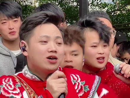 韦忠秀和农村幺哥柳州鱼峰山演唱《六口茶》 你喝茶就喝茶哪来那么多话#恩施民歌 #六口茶 #精彩片段分享 #鱼峰山公园山歌对唱 #农村幺哥