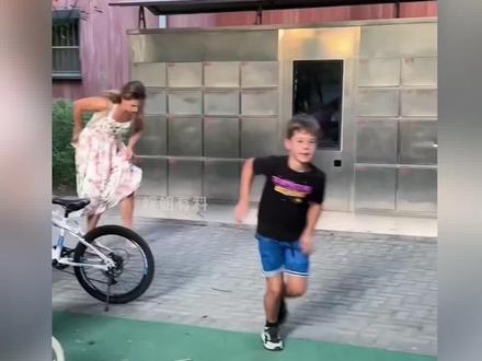 外国小孩在中国,主打入乡随俗,英语考38被妈妈追着骂 #熊孩子 #外国人