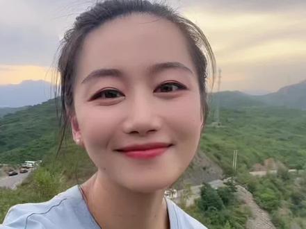 我问青山何日老,青山问我何时闲。我见众生皆草木,唯有见你是青山。
————————,————————。
#朗诵 #诗词 #情感共鸣 #读书 #治愈系笑容