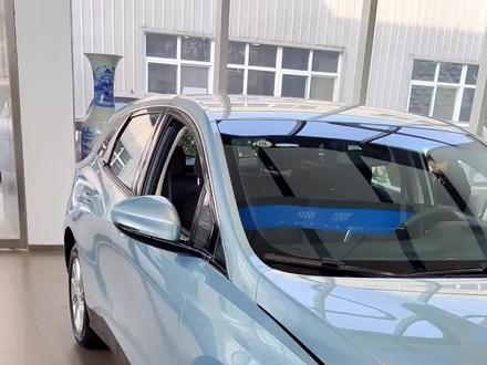 微蓝6插电混动纯电续航50公里,满油满电750公里,搭载一款1.5升自然吸气发动机,两个驱动电机,9.5度三元里电池,8秒百公里加速。50公里纯电续航基本满足上下班代步使用。慢充2.6小时可以充满。配置方面前后独立悬挂即使最低配也有一键启动无钥匙进入胎压显示倒车影像倒车雷达前排双层夹胶静音玻璃,米其林静音轮胎,不香么?!#好车推荐官 #别克微蓝6 #dou是好车