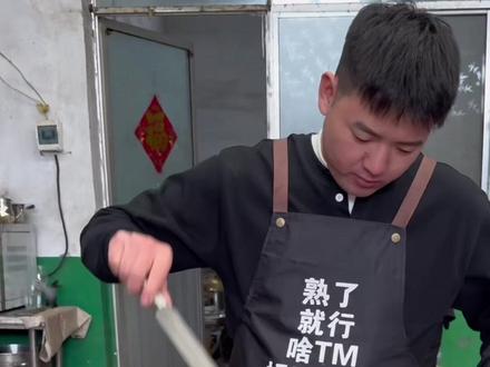 教大家做手打牛肉丸,还好 没有你们想象的那么累 就是胳膊有点酸 头有点懵,但是我感觉恁还是别学了 外边虽然不太干净 但没有这么累 还是搁外边买着吃吧。