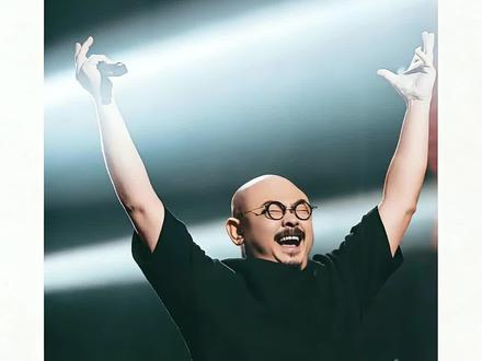 刀郎《鸿雁于飞》 文脉叙事 刀郎《鸿雁于飞》48亿播放,直接保送年度金曲。取材《诗经》,融合江南民歌、苏州念白与昆曲,徐子尧、张旖旎、奚晓天三人声封神。不做洗脑快餐,不迎合流量,以文脉叙事打造音乐诗剧。别人写情绪,刀郎写文明;别人跟风时代,他定义时代。这不是歌,是华语乐坛的文化觉醒。#刀郎 @郭志凯(音乐) @抖音小助手