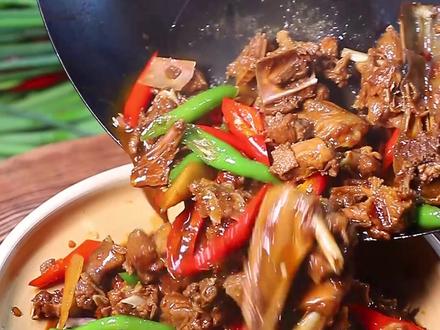 干锅啤酒鸭是餐桌上永远的神!!!快学会了在家做给女朋友吃吧#抖音美食创作者 #家常菜 #美食教程 #啤酒鸭