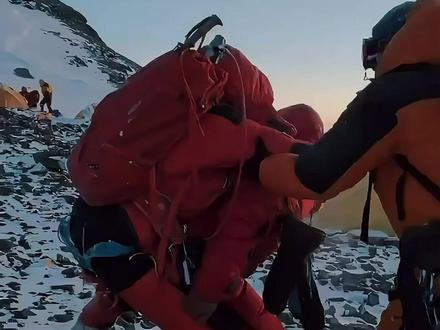 据说很多富豪登顶珠峰是靠人背上去的,这是真的吗? #攀登珠峰 #登山 #登顶珠峰 #珠穆朗玛峰 #夏尔巴人