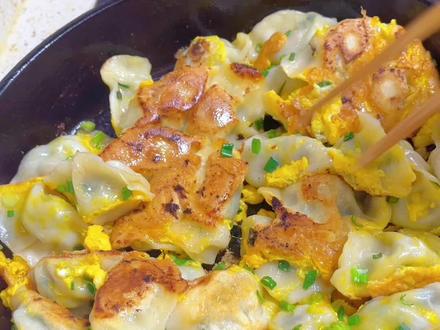 冰冻饺子神仙吃法,好吃做法简单,喜欢的家人也试试吧 #抱蛋煎饺 #妈呀太香了 @DOU+小助手