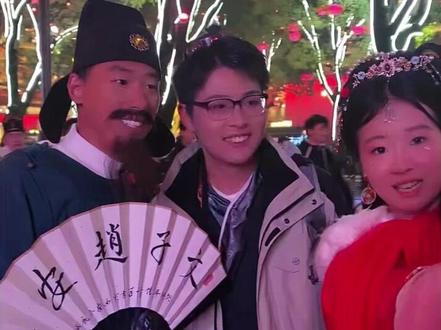 偶遇法学专业学生街头对诗,一人一句根本停不下来 #大唐不夜城 #古诗词 #户外对诗 #西安