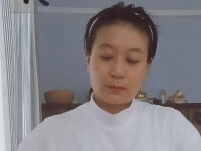 “鬯”在《说文解字》里一种珍贵的香酒。用于祭祀宴饮。“爵”指礼器。@汉字@说文解字#传统文化