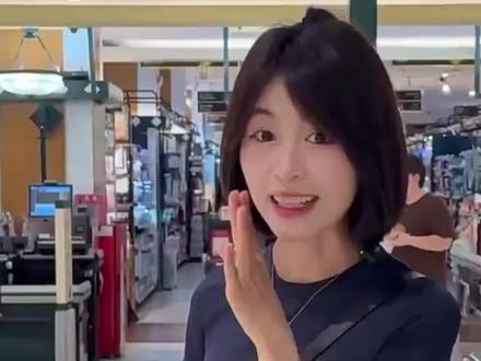 除了价格,税收是亮点
北京大望路SKP超市所属的北京SKP商场于2007年4月19日开业。其前身为北京新光天地,由北京华联和台湾新光三越联手打造,2012年北京华联集团取得控股权后更名为SKP 。
目前暂无公开的北京SKP超市单独的纳税数据,其所属的北京SKP百货有限公司曾在2021年因儿童真皮鞋相关产品质量问题,被披露缴税金额259.52元 。
北京SKP的投资人在股权交易前后有所不同。交易前,Radiance Investment Holdings Pte. Ltd.与北京华联集团投资控股有限公司分别持有北京SKP 60%和40%的股权。博裕五期美元基金通过其关联方拟收购北京SKP部分股权,交易完成后,Radiance公司间接持有北京SKP约42%-45%股权,博裕基金关联方间接持有北京SKP 42%-45%的股权,二者共同控制北京SKP