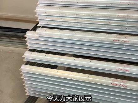 今天为大家展示矩形风管角钢法兰的制作流程。 矩形角钢法兰作为通风空调、除尘排烟等系统中关键的连接部件
一、核心作用:实现风管的可靠连接与固定
二、功能价值:保障系统密封性与稳定性
三、工程应用:提升安装效率与维护便利性
四、特殊场景中的功能性延伸
高压系统抗压:在消防排烟、工业除尘等高压工况中,角钢法兰的刚性结构可抵抗风机启停时的瞬间风压冲击,避免风管爆裂。
防腐与耐候性:通过镀锌、喷涂防腐涂层等工艺处理的角钢法兰,可适应潮湿、腐蚀性环境(如地下室通风、化工车间排烟),延长系统使用寿命。
矩形角钢法兰不仅是风管连接的 “硬件枢纽”,更是保障通风系统密封性、结构性与可靠性的核心部件。其设计与工艺直接影响系统的运行效率、能耗水平及使用寿命,三凌采用先进的四枪角钢法兰焊接机进行拼装焊接。该设备通过四头同步焊接技术,使法兰焊点均匀分布,不仅保障焊接强度,更能确保法兰整体受力均衡。#角钢法兰 #角钢法兰风管 #角钢法兰生产线厂家 #通风管道 #太原通风管道