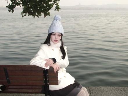 跟随杭州00后女摄在西湖逛拍2h能出多少神图🌸 我发现美女宝宝都喜欢ccd哈哈哈哈~喜欢每个有阳光的日子#杭州陪拍 #西泠印社 #西湖陪拍 #vlog日常 #拍摄花絮