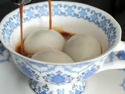 云南人狂喜,意大利人流泪,这5种汤圆网红吃法真的不会翻车吗? 冰箱里的汤圆吃不完?不存在的~事实证明,只要思路对,汤圆也能吃出花样:
普洱茶+黑芝麻,真的瞬间解腻;
既然茶行,那意式浓缩和抹茶是不是也能搞跨界?
追求口感的,一定要试仙贝和油条!碳水配碳水的快乐谁懂?
如果你还在发愁吃不完的剩汤圆怎么消耗,赶紧安排上!
#这届网友是懂吃汤圆的 #汤圆 #汤圆的神仙吃法