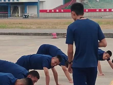 和蓝朋友一起玩抓鸭子,再冷都不需要取暖器了~#蓝朋友 #消防员 #消防员的日常