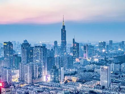 桐城被拆分:地理、治理与发展的多重必然
桐城的拆分并非偶然,而是地理格局、治理需求与区域发展战略长期作用的结果,核心调整主要发生在1949年与2016年两个关键节点。
最根本的动因是地理与治理的天然矛盾。原桐城县疆域“东南广而西北狭”,总面积超4000平方公里,东西部差异悬殊:东部(今枞阳)滨江环湖,以水运商贸和圩田农业为主;西部(今桐城)多丘陵,以农耕和手工业为核心。县治远在西部龙眠河畔,对东部的管控鞭长莫及——清末民初,东部水患频发时,官府需五六日才能抵达,圩堤早已溃决;盗匪横行时,也因路途遥远难以处置。1927年,陈澹然等44位乡绅联名呈请分县,直指“县治悬隔导致治盗、保圩、垦荒均难推行”,这一诉求为后来的拆分埋下伏笔。
近代军事与政权建设加速了分治进程。抗战时期,新四军在桐东建立抗日根据地,形成与国民党桐城县政府并存的“一县两治”格局,为东部独立治理奠定基础。1949年解放后,为适配战后政权巩固需求,原桐城县东部被划出设立桐庐县(1955年更名枞阳县),实现了“以区域适配治理”的调整。
现代区域经济协同则推动了进一步调整。2016年,枞阳县从安庆划归铜陵,核心原因是安庆经济乏力,无法带动枞阳发展,而铜陵依托铜产业和港口优势,能更好整合枞阳的长江岸线资源。此前2005年罗岭镇划归安庆宜秀,也是安庆为推进“双百工程”、扩充市区规模的决策结果。
从本质上看,桐城的拆分是行政区划对地理规律、治理效率与经济发展的动态适配,虽割裂了文化版图,却顺应了不同阶段的社会发展需求。#桐城 #枞阳 #安庆 #铜陵 #池州