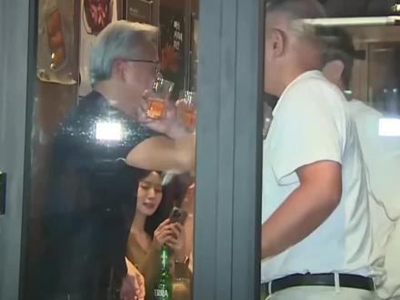 黄仁勋约韩国财阀吃炸鸡,调侃李在镕:我用三星产品时你还小 10月30日,英伟达CEO黄仁勋现身韩国 ,与三星电子会长李在镕、现代汽车集团会长郑义宣在炸鸡店共进晚餐。炸鸡啤酒局结束后,三人又共同参加英伟达活动。#黄仁勋 #李在镕 #英伟达 #韩国