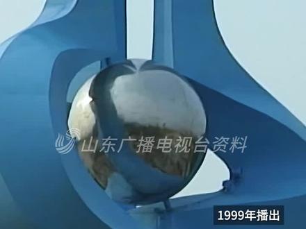 #济南 #泉城广场 #五一 #春游 建成于1999年的泉标,是济南第一个城市主雕塑。它高38米,重170吨,是泉城的标志和象征。你一句春不晚,我就到了真济南。这个五一欢迎来济南打卡。