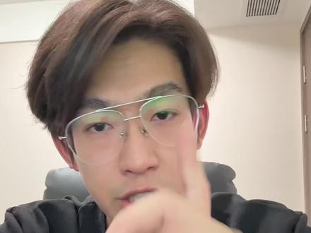 这个礼拜三,蔚来全量推送了Banyan 3.3.0的版本,最最让人期待的就是辅助驾驶系统世界模型NWM的换代。
几天前呢,我们拿到了内测车开了一圈,给我最大的感受就两个字——惊艳。
如果说去年6月的上一个版本刚切世界模型可能还有一些体验降级,那2.0的版本基本就是完全体。只能说,世界模型的迭代太快太快,可能是要以天来计算,一个版本的更新就是质的区别。
需要特别特别强调的是,我们测试的车型是一台5年8万公里的老蔚来ES7。
不得不说,“常用常新”在这一刻的含金量无比闪耀。哪怕时代进步日新月异,蔚来也没有丢下一个用户。
#蔚来#蔚来智驾#蔚来世界模型全新版本发布