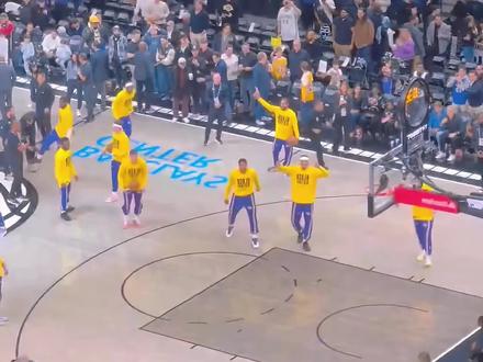 #詹姆斯带领队友们赛前蹲 引发全美模仿!