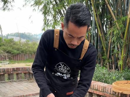 用100斤黑豆做了40斤豉油膏,第一次尝试赶集摆摊。#我的乡村生活 #原创视频 #豉油膏 #我的摆摊生活