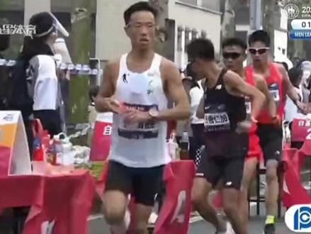 去年的上海马拉松,35公里处,管油胜拿私补不小心碰倒了贾俄仁加的补给引发不小的争议。为了避免争议,深圳马拉松管油胜改变了,自己的补给方式,今天分享管神是如何进行高质量补给的#深圳马拉松 #比赛现场 #四季运动俱乐部
