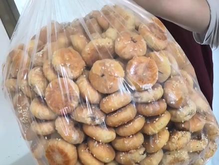 德辉酥饼20斤,165一箱,适合缙云烧饼店卖,有小盒子包装,盒子八毛钱一个,成本五块左右,卖十块钱一盒