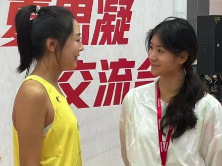 夏思凝——原来你是爱唱歌跳舞的女神
今天参加女神夏思凝交流会,我问她平时除了训练比赛,最喜欢做什么事?她的回答竟然是唱歌跳舞,好期待看她唱歌跳舞的样子,唱歌不清楚,跳舞肯定不错,毕竟身体条件太出众了哈哈,原来你是这样的女神,更爱你了噢❤️#夏思凝#100米跨栏 #女神夏思凝 #田径比赛 #运动女孩