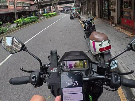 都问台湾本地人对大陆人态度怎么样,今天就拍一下。 其实我的口音台湾人一听就知道不是本省人,就一东北普通话不存在什么台湾话,我在家和平时在网上聊天,也是这口音。直接用这个口音融入本地就可以了。#人间观察计划 #台湾 #大陆人在台湾 #外卖 #外卖小哥
