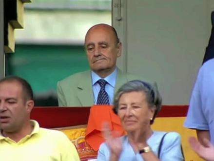 赛事回顾(适合投屏) 各位朋友!!先跟大家拜个年!!祝大家新春吉祥,,阖家安康!!2026马到成功,,步步为赢!!
除夕将至,,我必须奉上一场超级盛宴!!保证比春晚精彩!!
视频从主斗出场和牛单挑开始一刀未剪!!绝对原汁原味!!
时间:2000.07.09
地点:Barcelona
斗牛士:Juan Serrano “Finito de Córdoba”(科尔多瓦的菲尼托)
公牛:“Zafiro”(蓝宝石)(来自Torrealta牧场)
这是一场超级经典的赦免全过程!!
为什么赦免,,怎么赦免,,全在这段视频中!!
Serrano的每一次出手都不是空手而归!!“蓝宝石”的战斗意志和体能更是奠定了它能成为“神牛”的最终结局!!
事件发生地也是颇为戏剧。。巴塞罗那在那个时候已经对禁斗跃跃欲试。。但你们有没有发现观众的情绪和对斗牛的钟爱??有没有深思紧斗到底是大众的意愿还是个别组织为达目的主导的一场哗变??!!明眼人心如明镜,,而困在这场禁斗闹剧中的受害者往往也是那些跟风人。。
当时的沟通条件没有现在发达,,我们看斗牛士也是多次准备刺牛被全场观众打断叫停。。而裁判也几次示意继续入剑和停止等候。。那时的主席台还配座机。。需要多次和临场的“探子”沟通牛的情况和近距离看到的牛的品质。。
最终,,橘色的手绢终于垂下了桌台,,全场的欢呼和祝福成为了Serrano的又一次高光时刻!!(他参斗多年,,获得赦免“神牛”无数!!
最后,,他亲自把对手“蓝宝石”引回牛棚,,主席也破例在之前没有出现牛儿奖励的公牛上采下双耳回报这位神一般的勇士!!
(顺便说一下,,当年的David Casas还很清澈,,就是我学习斗牛文化专业的主要负责人之一。。那时的他已经阅赛无数,,多少名场面早就耳熟能详!!还有跟Serrano同台的El Juli,,那时的他也是清纯浪漫的少年!!看到对手斗出了赦免,,他即为对手开心又略带一丝羡慕!!整个表情管理非常有趣!!大家如果喜欢斗牛可以多多了解我的频道,,毕竟我很专业!!)
创作不易还请大家多多支持个关注🙏🙏🙏
#比赛现场 #神级现场 #神操作 #一代人的回忆 #斗牛