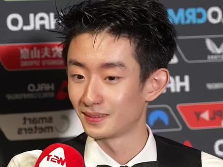 吴宜泽vs墨菲决赛今天晚上八点开打! #吴宜泽17比16艾伦# 吴宜泽在晋级决赛后表示:“我感觉自己仍然没有从紧张中恢复过来,我为马克感到遗憾。我以为自己就要输了,但我抓住了机会。第二阶段我压力很大,丢掉了领先优势。在那之后我感觉压力没那么大了。今晚我打得不错,但也犯了些错误,在最后阶段我有些运气。我会在决赛中全力以赴,倾尽所有去争取胜利。肖恩在本届赛事中一直发挥出色,得分能力很强,这将会是一场非常艰苦的比赛。” #吴宜泽首进世锦赛决赛 #2026斯诺克世锦赛#斯诺克 #吴宜泽 @童易皮头·赵心童斯诺克世锦赛
