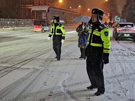 冰雪无情人有情!枣庄市中交警全警奋战冰雪保畅通 #这也能开播 #随时随地标记一下 #开拍即新年 #萤火夜话 #心动乐园 这两天,一场持续的降雪让枣庄市区的道路披上了厚厚的白色“外衣”。枣庄市公安局市中分局交管大队全警全力投入到了交通指挥疏导工作中。在茫茫大雪中,处处能看见闪烁的警灯、肩灯,到处都是交警奋力疏导指挥的身影。市中交管大队无惧寒潮,奔波在积雪覆盖的路面上,用实际行动、用担当和坚守诠释了人民警察的职责和使命,用无私奉献展现了交警的风采和品格,切实保障了群众出行安全,坚决筑牢了道路交通安全防线。