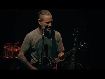 Corey Taylor - Snuff (Acoustic)
这首“Snuff”(原版出自Slipknot 2008年的专辑《All Hope Is Gone》),是Slipknot里少有的抒情慢歌,本身就带着很深的孤独、绝望和悲伤。《Snuff》讲述的是一段深刻的爱情破裂,但又不仅仅是失恋那么简单。
Corey Taylor在很多访谈里都说过,这首歌是写给他曾经深爱过、但最终狠狠伤害了他的人。
•他曾经对这段感情倾尽所有,甚至几乎毁了自己。
•但最终,那个人选择离开他,带走了一切希望。
所以在歌词里,你能听到不是歇斯底里的痛苦,而是一种心冷之后的彻底绝望。
“Snuff” 原意是
•熄灭火焰
•或者**“扼杀某种生命或情感”**。
Corey在这里用”Snuff”来比喻:
“爱”就像一束火光,本该温暖、照亮,但最终却被熄灭、杀死了。
特殊的意义:Paul Gray的离世
更让这首歌意义沉重的是:
•Slipknot的贝斯手 Paul Gray(也是Corey最亲密的兄弟之一)在2010年去世了。
•当年Corey在演唱《Snuff》的Acoustic版时,经常在歌曲最后说:“这首歌献给Paul。”
虽然歌词原本是写给失去爱情,但后来也变成了Corey悼念Paul的一种方式。
于是这首歌,从失恋的歌,变成了失去一切珍惜之人的歌。
每次现场演这首歌,Corey几乎都是满眼含泪,声音在最后破碎得不像一个摇滚巨星,反而像一个无助的普通人。
而Corey Taylor后来单独演唱的Acoustic版本**,可以说是把这首歌的情绪完全剥离了金属的壳子,留下最赤裸、最痛苦、最脆弱的一面。在Acoustic版里:•声音表现:Corey Taylor的嗓音收起了平常的咆哮和怒吼,用的是一种极度低沉、沙哑但非常有感情的唱法,声音里能听到压抑、破碎甚至一种近乎哭腔的细节,非常打动人。•吉他伴奏:非常简洁,以干净的木吉他为主,没有复杂的编曲,也没有多余的装饰,把所有注意力都集中在了Corey的声音和情绪上。•氛围感:Acoustic版让整首歌更像一个深夜独自低语的自白,比原版还要孤独。很多人觉得听完有种胸口压着大石头的窒息感。•情感冲击:如果说原版是撕裂式的痛苦,Acoustic版就是冷静后的麻木与绝望,情绪更深层次,更慢慢渗进听众心里。#科里泰勒 #coreytaylor