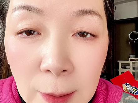 看到大魔王张怡宁对莎莎的评价,她说,她懂得把握分寸。一句话道出了职场天花板的分寸。孙颖莎打国外选手时拼尽全力,这是职业态度;但面对队友,她会用温和的落点让对方明白差距在哪,这不是 放水,而是高手之间体面的指点和鼓励。真正的强者,懂得把锋芒,用在最该用的地方。赢得体面,远比单纯分个输赢重要,这种"把杀气藏在落点里,把尊重写在比分上"的智慧,才是最顶级的职业素养#孙颖莎#中国乒乓球