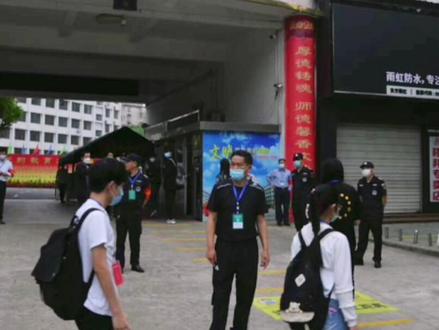 2021年12月28日,鄂州市编委同意将市第六中学整建制划入市第四中学,不再保留市第六中学”。鄂州市四中对外公告,正式向鄂州市事业单位登记管理机关申请注销鄂州市第六中学的法人登记。
其实早在2013年8月开学时,鄂州四中与鄂州六中就合并归一,事实上两个学校变成一个学校。为何事隔8年后,由官方正式宣布合并。可以说是为两所学校合并划上了一个句号。
鄂州市第四中学的前身是“鄂钢集团公司高级中学”,2004年由鄂钢集团移交给鄂州市政府,更名为“鄂州市第四中学”。
1998年,市六中由原市三中高中部和原古楼中学合并而成。当时主要是艺考生居多,许多学生是体音美特长生。六中为何被四中合并,相信仁者见仁,智者见智。
相信每个人,对于自己学习多年的母校都会有一种"特殊"的情怀。偶尔到母校里转转,看看母校的风景,走过母校的拐角,回忆自己当年青涩的求学时光,回忆同学之间的纯洁情谊,回忆大家一起为了梦想努力的日子,那也是一种奇妙的享受。
母校就这么没了?对于当年在六中毕业的学生来说,也许会为母校感到可惜和难过。#记录校园生活 #校园 #校园活动