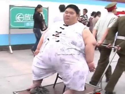 重庆男子450斤夺得中国第一胖,娶漂亮妻子生下儿子 #减肥