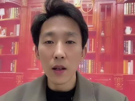 离婚后,对方不给孩子抚养费,是不是很头疼?别担心,追讨抚养费其实没那么复杂,看完这个视频你就明白了,赶紧点赞收藏!
要是民政局协议离婚的,准备好自己身份证、离婚证、离婚协议书,还有孩子出生证明或户口本,再写好1式3份民事起诉状,前往对方户籍所在地的区或县法院起诉立案。注意,起诉状要以孩子为原告,你作为法定代理人,对方当被告,这类案件胜诉率极高。
要是之前是法院调解或判决离婚的,更简单,直接写份强制执行申请书,交到法院执行局,全程不用你掏钱,执行费由对方承担。执行法官会冻结对方微信、支付宝、银行卡,查封扣押其他财产等,限制高消费。有能力却拒不支付的,还会被司法拘留,情节严重甚至涉嫌拒执罪。这下,你清楚怎么追讨抚养费了吧!#起诉离婚 #抚养费 #网上立案 #欠钱不还 #律师咨询