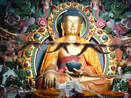 米勒日巴在虎崖狮堡中 看守的当地人跟我描述,密勒日巴尊者就是在此进行严格闭关,差不多有三年多的时间,尊者时常走到下方的马兰奇河流处取水,用山中的荨麻饱腹。
环绕喜马拉雅地区,有很多密勒日巴尊者按照上师玛尔巴的指引进行严格修行的山崖洞穴,其中有六处最为著名,而前几日我们特地去拜访了距离加德满都谷地很近的一处。其中在《密勒日巴大师歌集 》记述了密勒日巴尊者描述药磨(yolmo)雪山的场景,而文中提到的药磨是指helambu地区的yolmo人,在藏文的语境也称作哪个地方的人。这里也是密勒日巴尊者向五位阿尼唱《修行人的快乐》所在地。
#藏文化 #喜马拉雅文化 #米勒日巴 #尼泊尔 #历史古迹